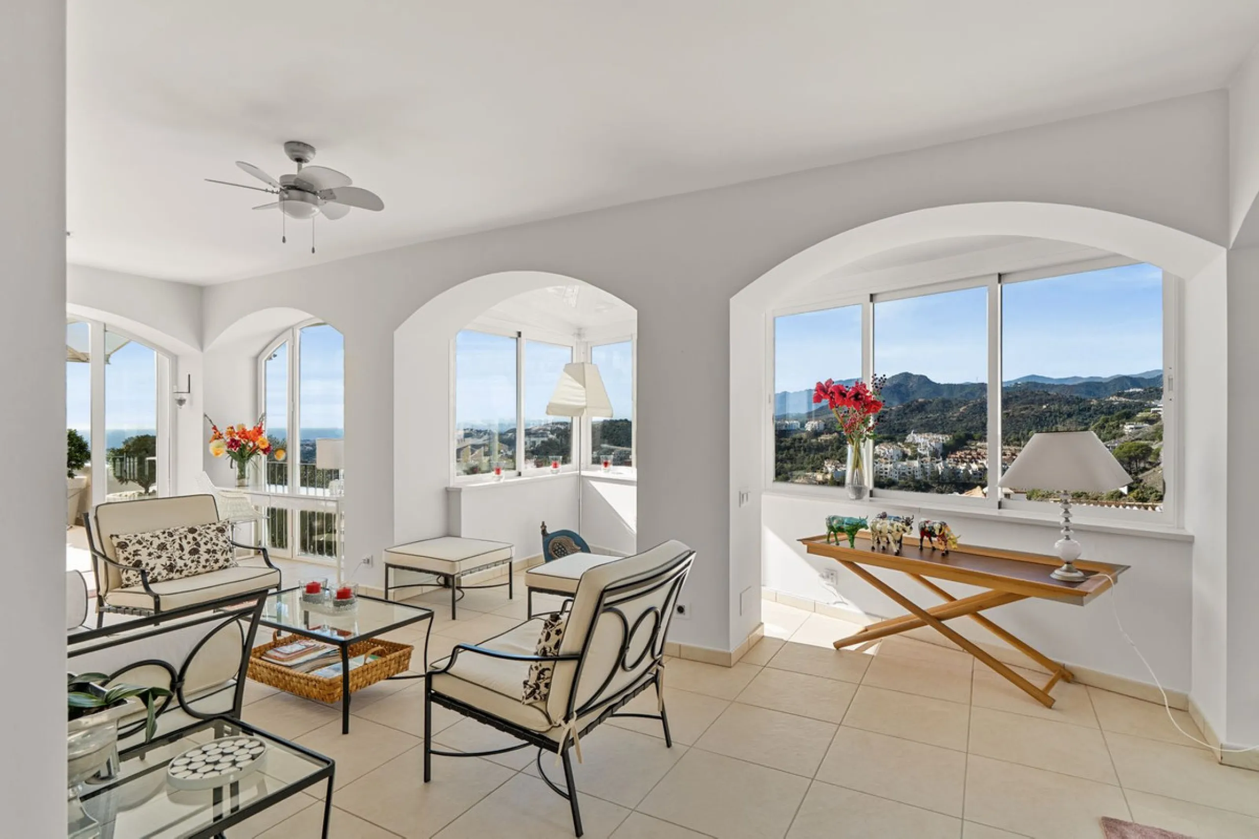 Welcome to this exceptional 3-bedroom duplex apartment in Las Colinas de La Heredia - a rare opportunity to own one of the most privileged homes within this sought-after enclave of Benahavís. This residence offers uninterrupted views across the sea, mount