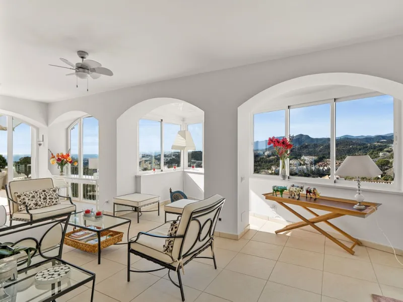 Welcome to this exceptional 3-bedroom duplex apartment in Las Colinas de La Heredia - a rare opportunity to own one of the most privileged homes within this sought-after enclave of Benahavís. This residence offers uninterrupted views across the sea, mount
