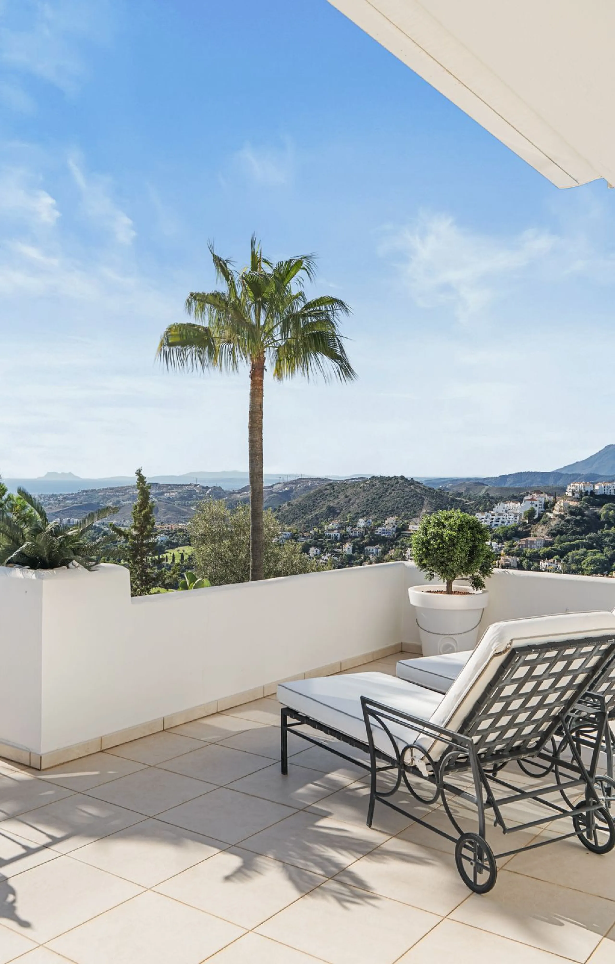 Welcome to this exceptional 3-bedroom duplex apartment in Las Colinas de La Heredia - a rare opportunity to own one of the most privileged homes within this sought-after enclave of Benahavís. This residence offers uninterrupted views across the sea, mount