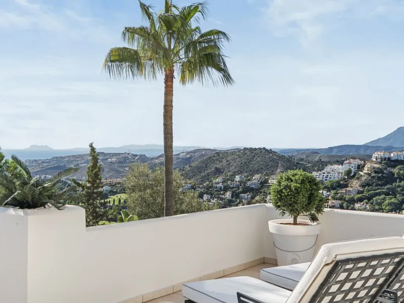 Welcome to this exceptional 3-bedroom duplex apartment in Las Colinas de La Heredia - a rare opportunity to own one of the most privileged homes within this sought-after enclave of Benahavís. This residence offers uninterrupted views across the sea, mount