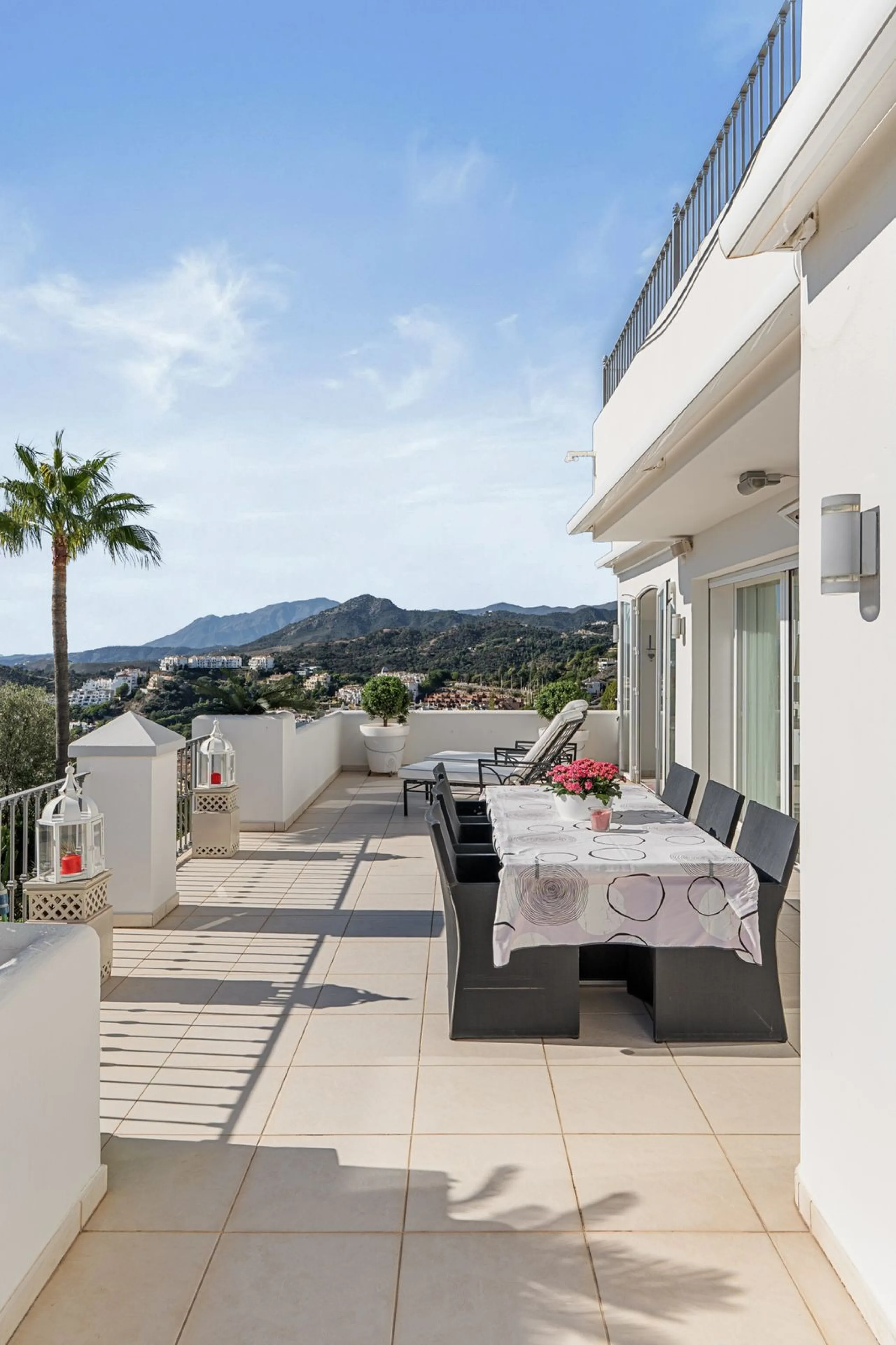 Welcome to this exceptional 3-bedroom duplex apartment in Las Colinas de La Heredia - a rare opportunity to own one of the most privileged homes within this sought-after enclave of Benahavís. This residence offers uninterrupted views across the sea, mount