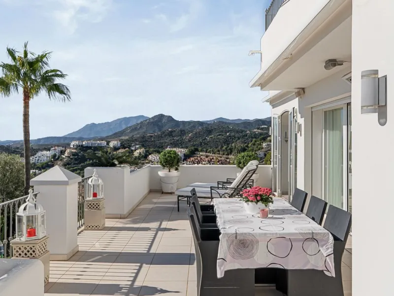 Welcome to this exceptional 3-bedroom duplex apartment in Las Colinas de La Heredia - a rare opportunity to own one of the most privileged homes within this sought-after enclave of Benahavís. This residence offers uninterrupted views across the sea, mount