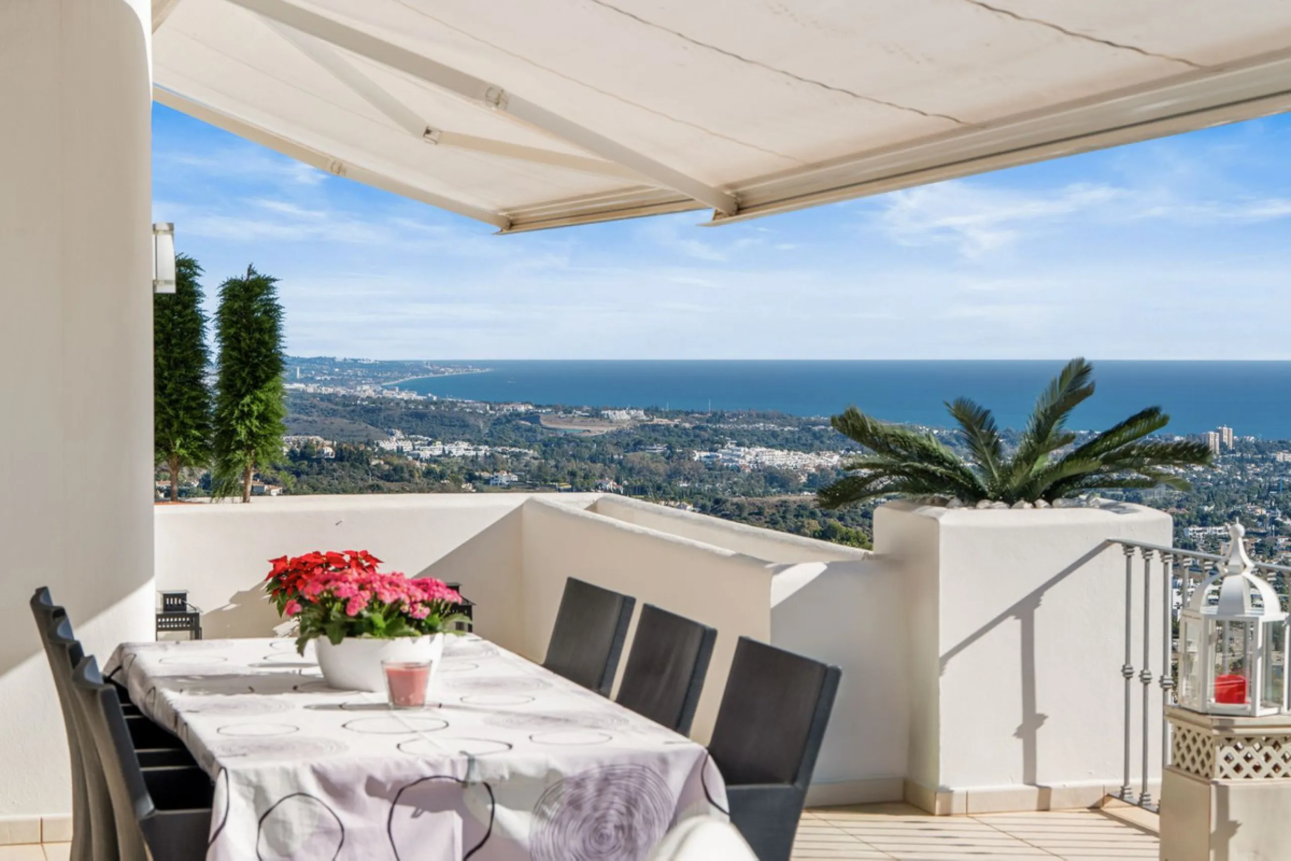 Welcome to this exceptional 3-bedroom duplex apartment in Las Colinas de La Heredia - a rare opportunity to own one of the most privileged homes within this sought-after enclave of Benahavís. This residence offers uninterrupted views across the sea, mount