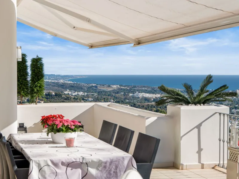 Welcome to this exceptional 3-bedroom duplex apartment in Las Colinas de La Heredia - a rare opportunity to own one of the most privileged homes within this sought-after enclave of Benahavís. This residence offers uninterrupted views across the sea, mount