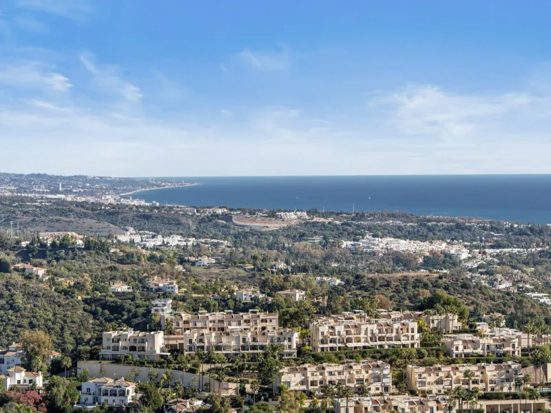 Welcome to this exceptional 3-bedroom duplex apartment in Las Colinas de La Heredia - a rare opportunity to own one of the most privileged homes within this sought-after enclave of Benahavís. This residence offers uninterrupted views across the sea, mount