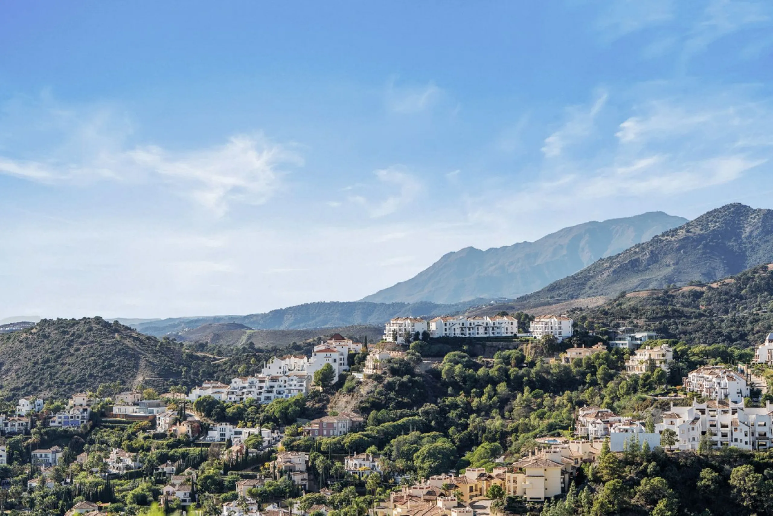 Welcome to this exceptional 3-bedroom duplex apartment in Las Colinas de La Heredia - a rare opportunity to own one of the most privileged homes within this sought-after enclave of Benahavís. This residence offers uninterrupted views across the sea, mount