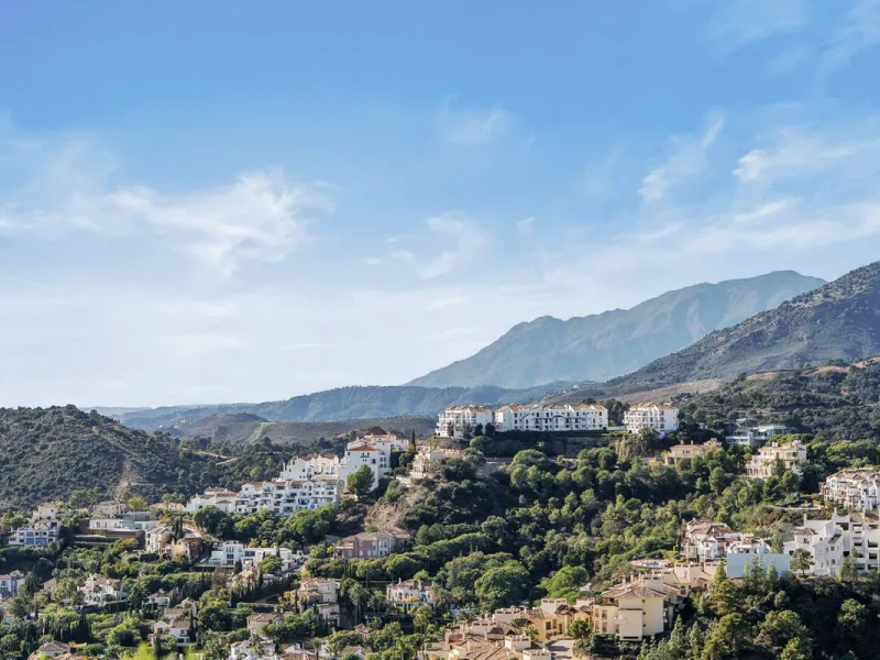 Welcome to this exceptional 3-bedroom duplex apartment in Las Colinas de La Heredia - a rare opportunity to own one of the most privileged homes within this sought-after enclave of Benahavís. This residence offers uninterrupted views across the sea, mount