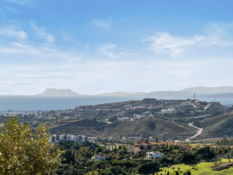 Welcome to this exceptional 3-bedroom duplex apartment in Las Colinas de La Heredia - a rare opportunity to own one of the most privileged homes within this sought-after enclave of Benahavís. This residence offers uninterrupted views across the sea, mount