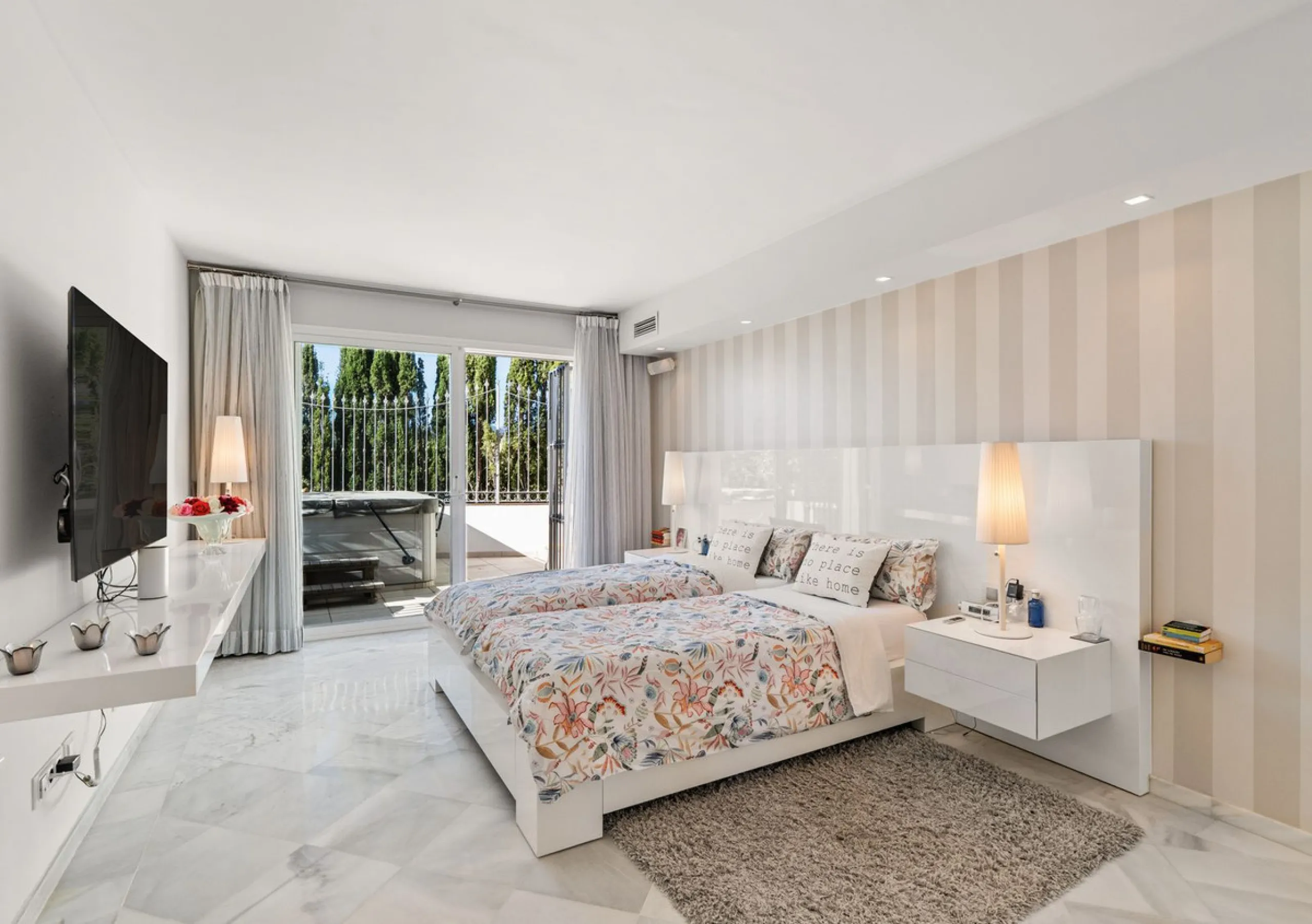 Welcome to this exceptional 3-bedroom duplex apartment in Las Colinas de La Heredia - a rare opportunity to own one of the most privileged homes within this sought-after enclave of Benahavís. This residence offers uninterrupted views across the sea, mount
