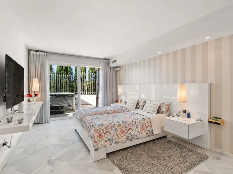 Welcome to this exceptional 3-bedroom duplex apartment in Las Colinas de La Heredia - a rare opportunity to own one of the most privileged homes within this sought-after enclave of Benahavís. This residence offers uninterrupted views across the sea, mount