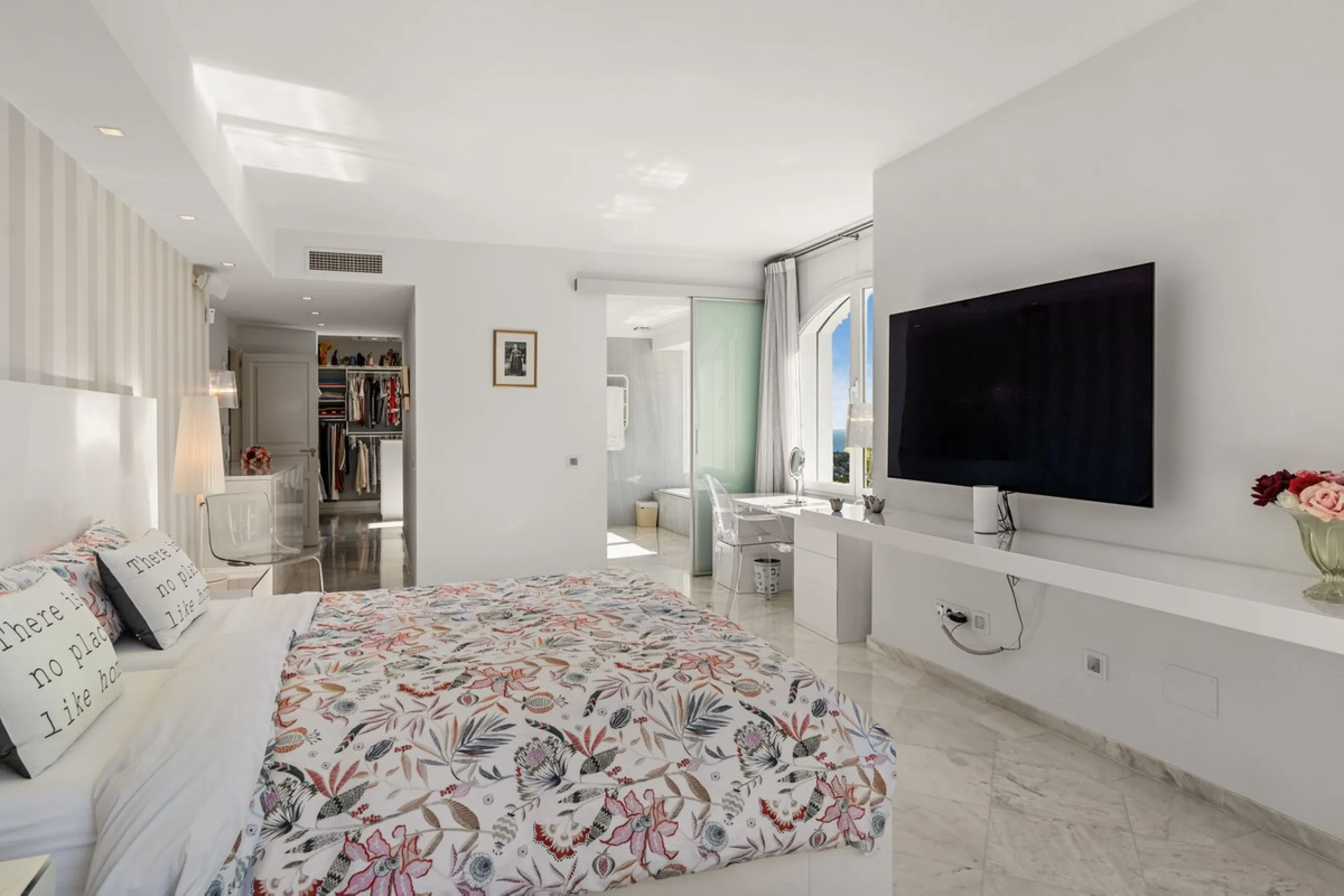 Welcome to this exceptional 3-bedroom duplex apartment in Las Colinas de La Heredia - a rare opportunity to own one of the most privileged homes within this sought-after enclave of Benahavís. This residence offers uninterrupted views across the sea, mount