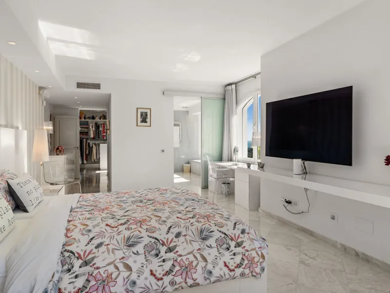 Welcome to this exceptional 3-bedroom duplex apartment in Las Colinas de La Heredia - a rare opportunity to own one of the most privileged homes within this sought-after enclave of Benahavís. This residence offers uninterrupted views across the sea, mount