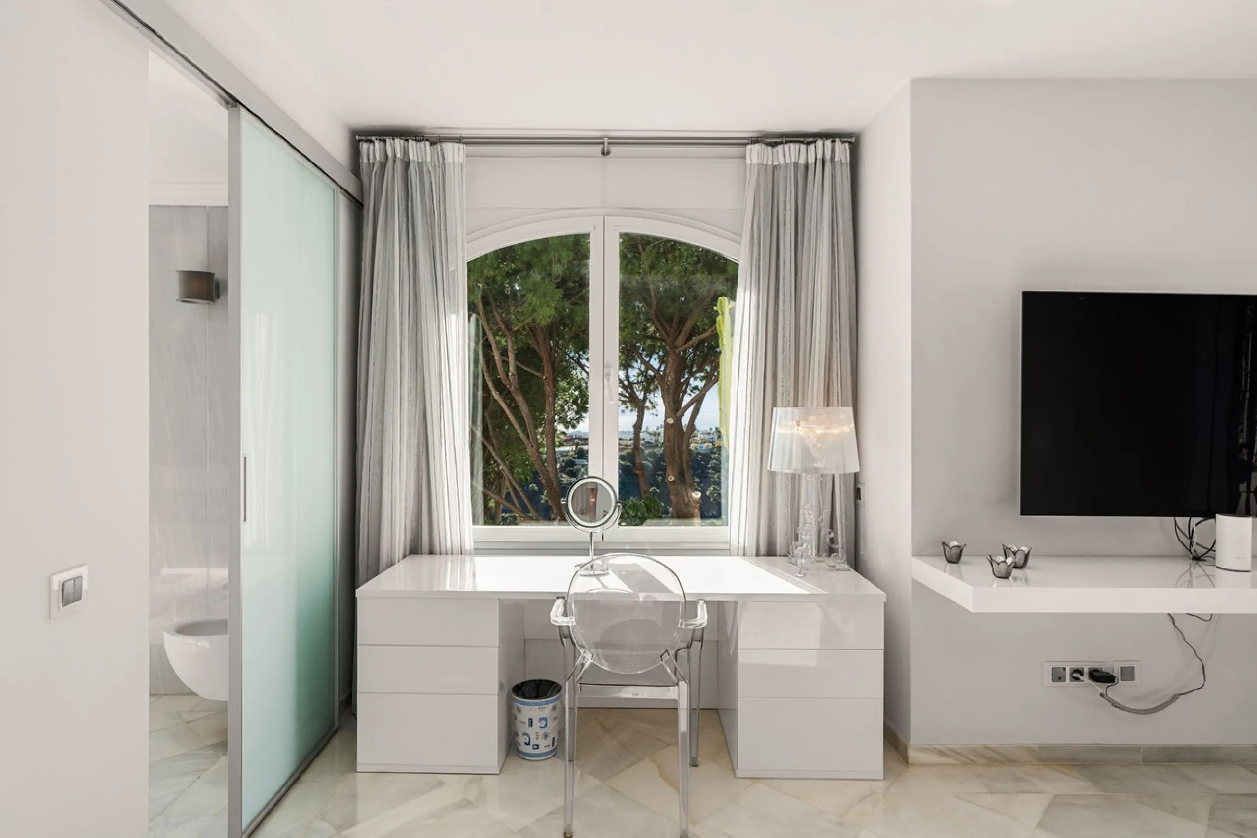 Welcome to this exceptional 3-bedroom duplex apartment in Las Colinas de La Heredia - a rare opportunity to own one of the most privileged homes within this sought-after enclave of Benahavís. This residence offers uninterrupted views across the sea, mount