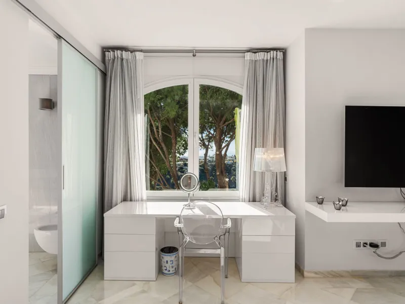Welcome to this exceptional 3-bedroom duplex apartment in Las Colinas de La Heredia - a rare opportunity to own one of the most privileged homes within this sought-after enclave of Benahavís. This residence offers uninterrupted views across the sea, mount