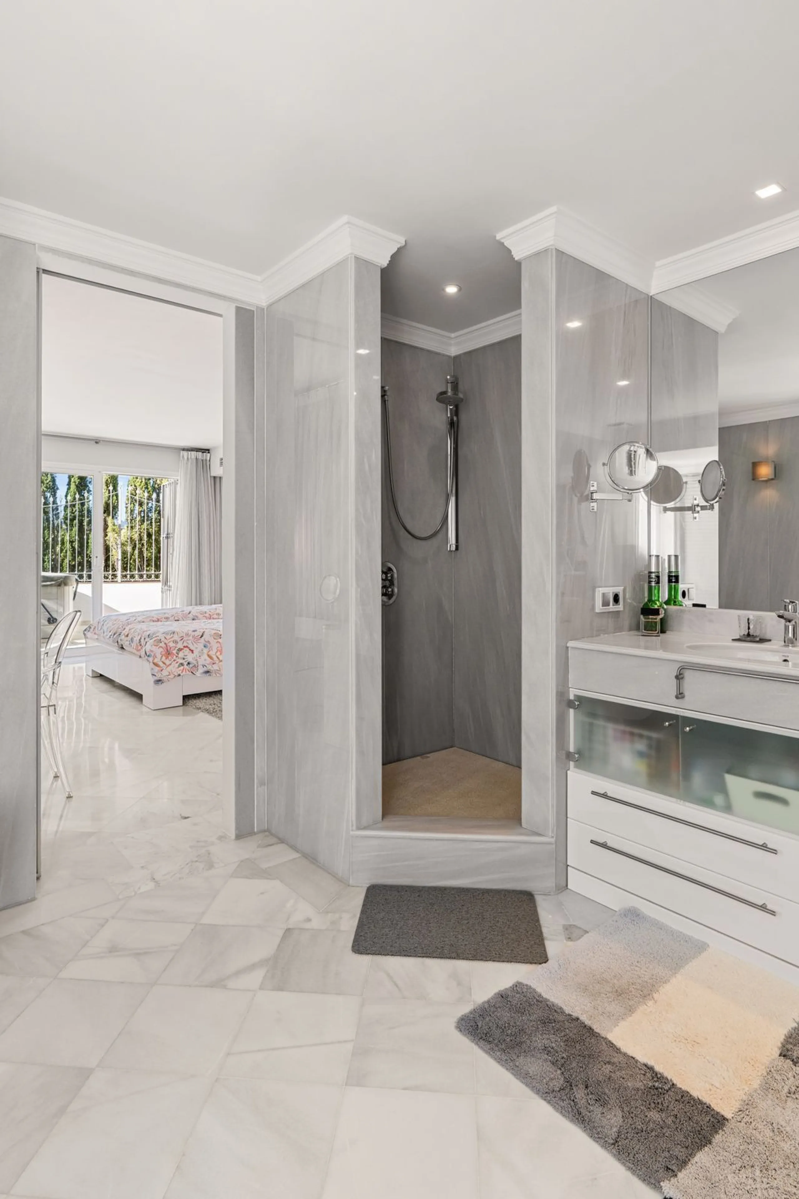 Welcome to this exceptional 3-bedroom duplex apartment in Las Colinas de La Heredia - a rare opportunity to own one of the most privileged homes within this sought-after enclave of Benahavís. This residence offers uninterrupted views across the sea, mount
