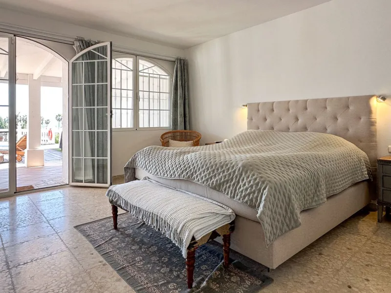 Villa with 1,500 m² Plot and Sea Views in Estepona – A Unique Opportunity with Great Potential