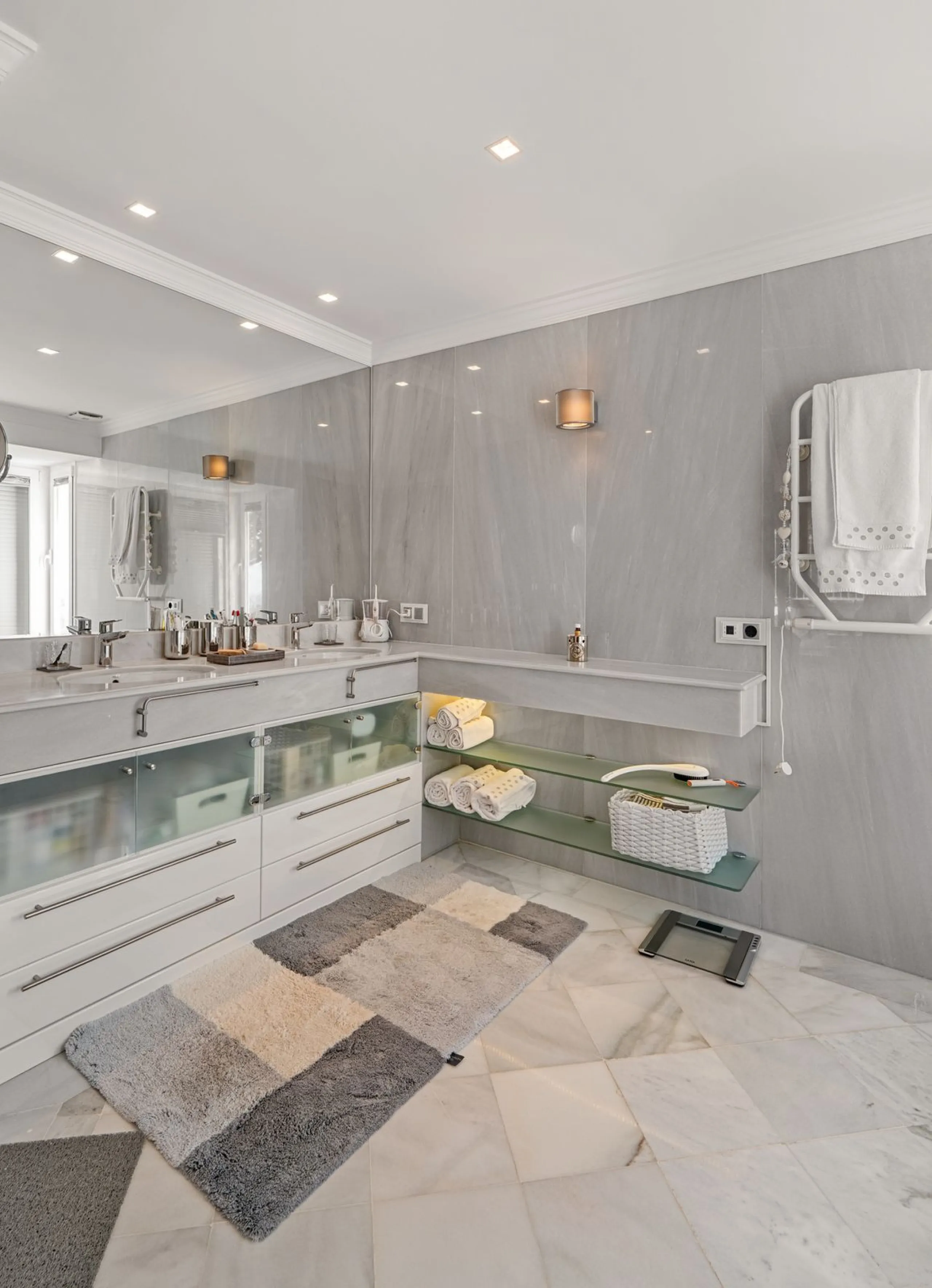 Welcome to this exceptional 3-bedroom duplex apartment in Las Colinas de La Heredia - a rare opportunity to own one of the most privileged homes within this sought-after enclave of Benahavís. This residence offers uninterrupted views across the sea, mount