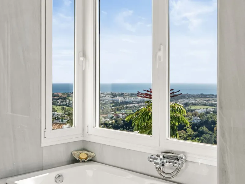 Welcome to this exceptional 3-bedroom duplex apartment in Las Colinas de La Heredia - a rare opportunity to own one of the most privileged homes within this sought-after enclave of Benahavís. This residence offers uninterrupted views across the sea, mount