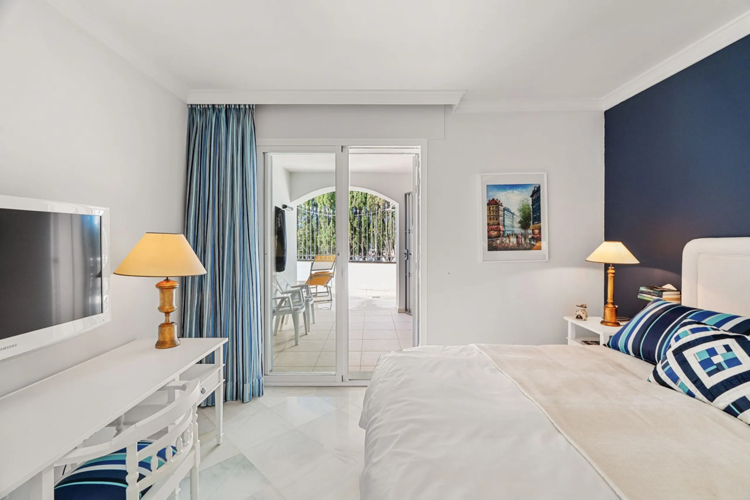 Welcome to this exceptional 3-bedroom duplex apartment in Las Colinas de La Heredia - a rare opportunity to own one of the most privileged homes within this sought-after enclave of Benahavís. This residence offers uninterrupted views across the sea, mount