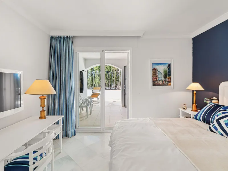 Welcome to this exceptional 3-bedroom duplex apartment in Las Colinas de La Heredia - a rare opportunity to own one of the most privileged homes within this sought-after enclave of Benahavís. This residence offers uninterrupted views across the sea, mount