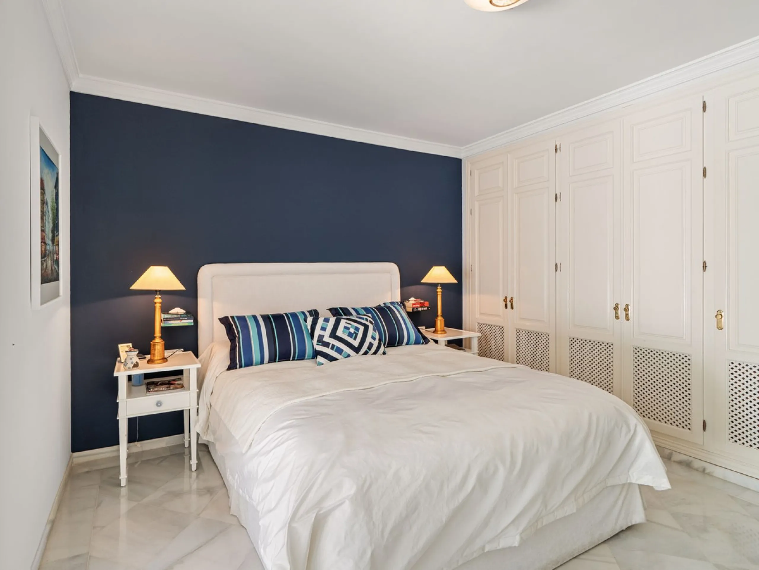 Welcome to this exceptional 3-bedroom duplex apartment in Las Colinas de La Heredia - a rare opportunity to own one of the most privileged homes within this sought-after enclave of Benahavís. This residence offers uninterrupted views across the sea, mount