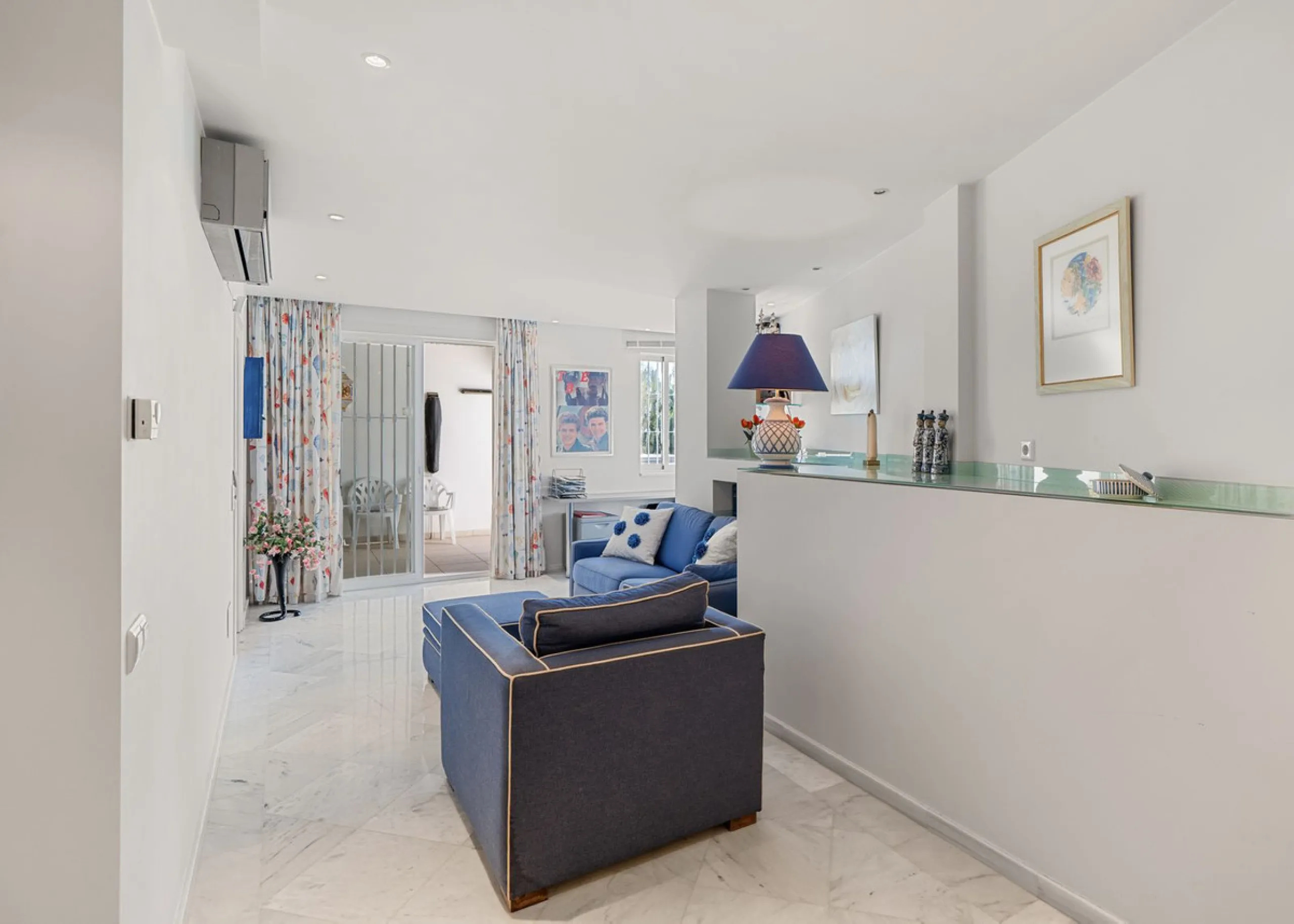 Welcome to this exceptional 3-bedroom duplex apartment in Las Colinas de La Heredia - a rare opportunity to own one of the most privileged homes within this sought-after enclave of Benahavís. This residence offers uninterrupted views across the sea, mount