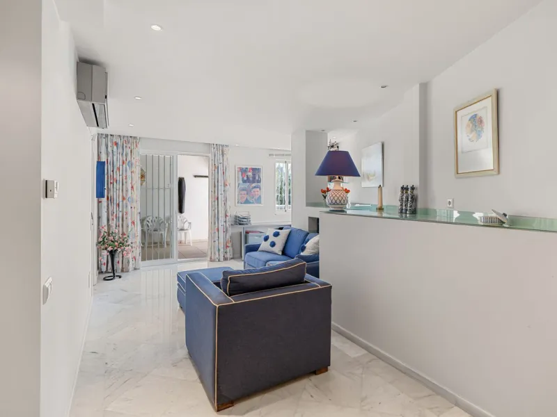 Welcome to this exceptional 3-bedroom duplex apartment in Las Colinas de La Heredia - a rare opportunity to own one of the most privileged homes within this sought-after enclave of Benahavís. This residence offers uninterrupted views across the sea, mount