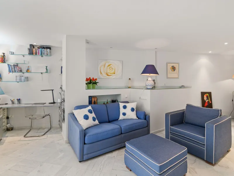 Welcome to this exceptional 3-bedroom duplex apartment in Las Colinas de La Heredia - a rare opportunity to own one of the most privileged homes within this sought-after enclave of Benahavís. This residence offers uninterrupted views across the sea, mount
