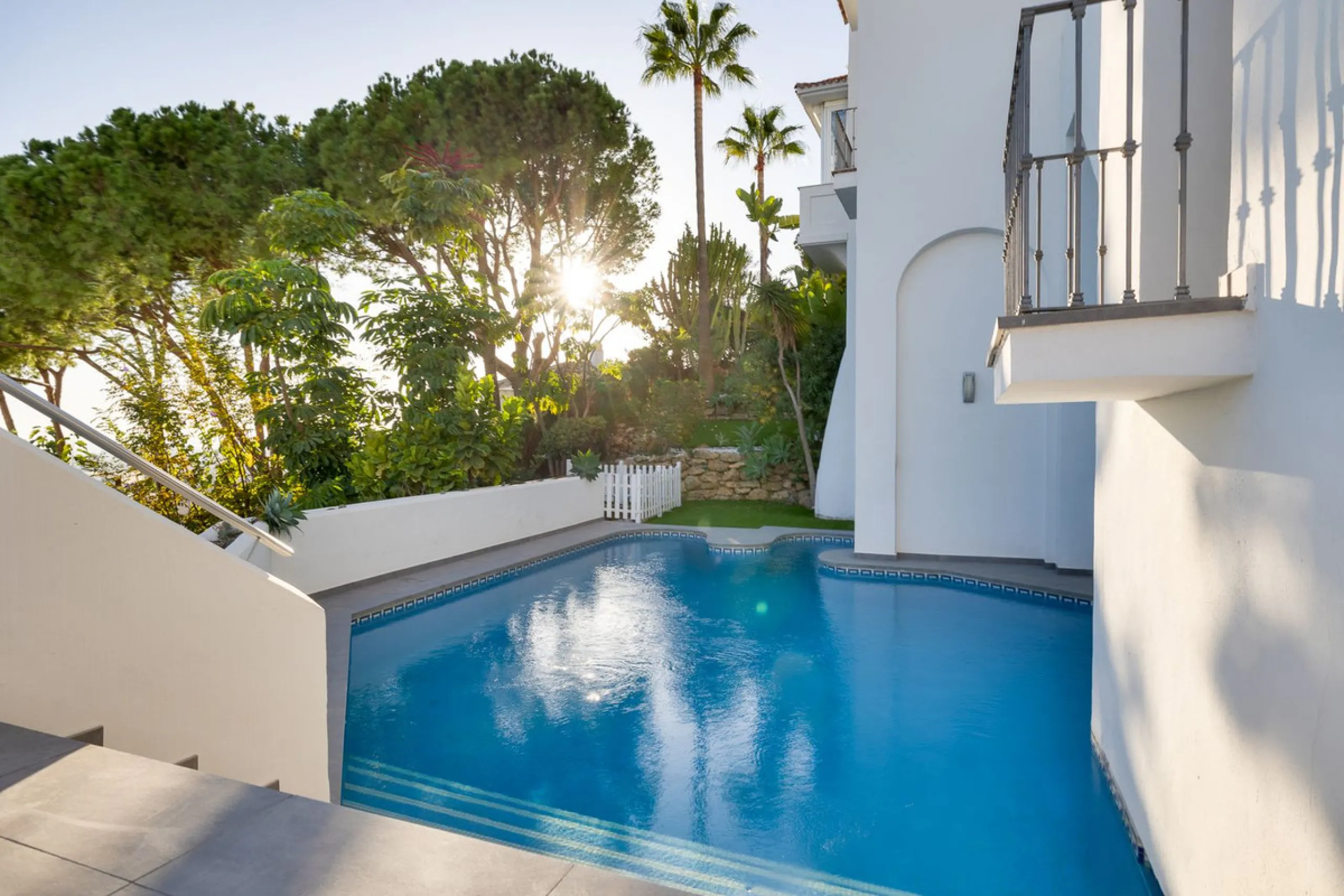 Welcome to this exceptional 3-bedroom duplex apartment in Las Colinas de La Heredia - a rare opportunity to own one of the most privileged homes within this sought-after enclave of Benahavís. This residence offers uninterrupted views across the sea, mount