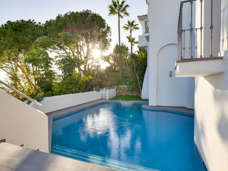 Welcome to this exceptional 3-bedroom duplex apartment in Las Colinas de La Heredia - a rare opportunity to own one of the most privileged homes within this sought-after enclave of Benahavís. This residence offers uninterrupted views across the sea, mount