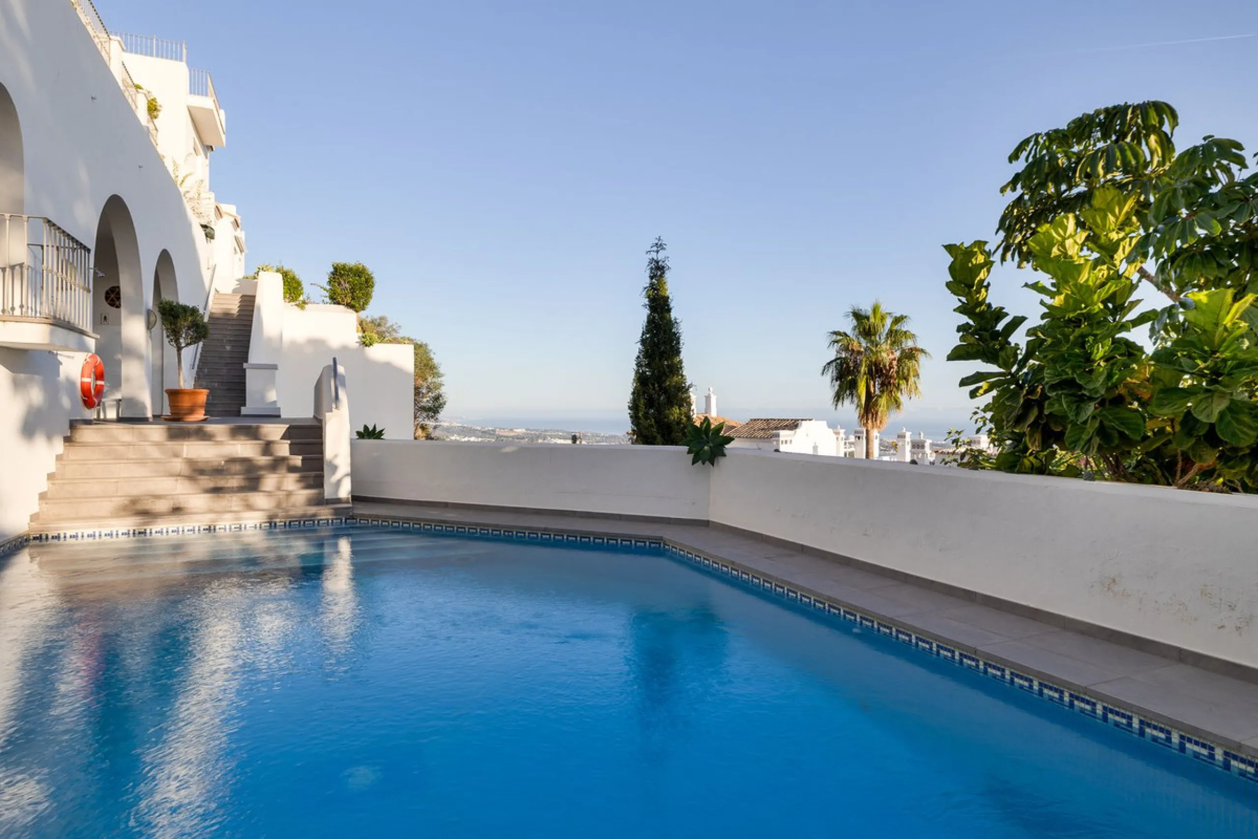 Welcome to this exceptional 3-bedroom duplex apartment in Las Colinas de La Heredia - a rare opportunity to own one of the most privileged homes within this sought-after enclave of Benahavís. This residence offers uninterrupted views across the sea, mount