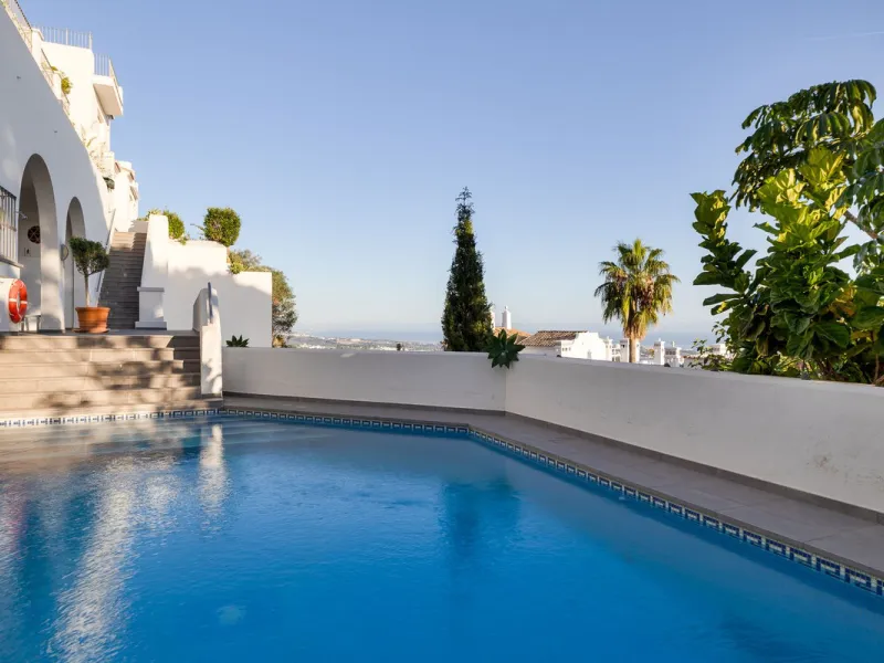 Welcome to this exceptional 3-bedroom duplex apartment in Las Colinas de La Heredia - a rare opportunity to own one of the most privileged homes within this sought-after enclave of Benahavís. This residence offers uninterrupted views across the sea, mount