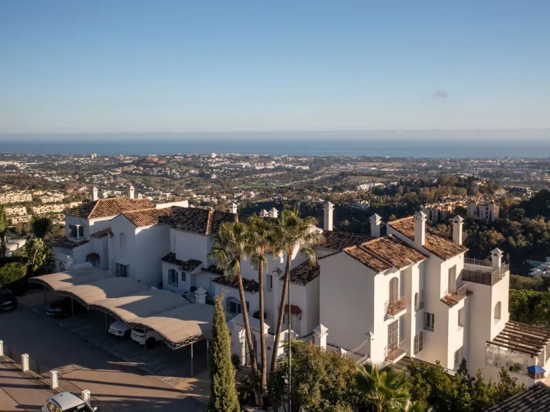 Welcome to this exceptional 3-bedroom duplex apartment in Las Colinas de La Heredia - a rare opportunity to own one of the most privileged homes within this sought-after enclave of Benahavís. This residence offers uninterrupted views across the sea, mount