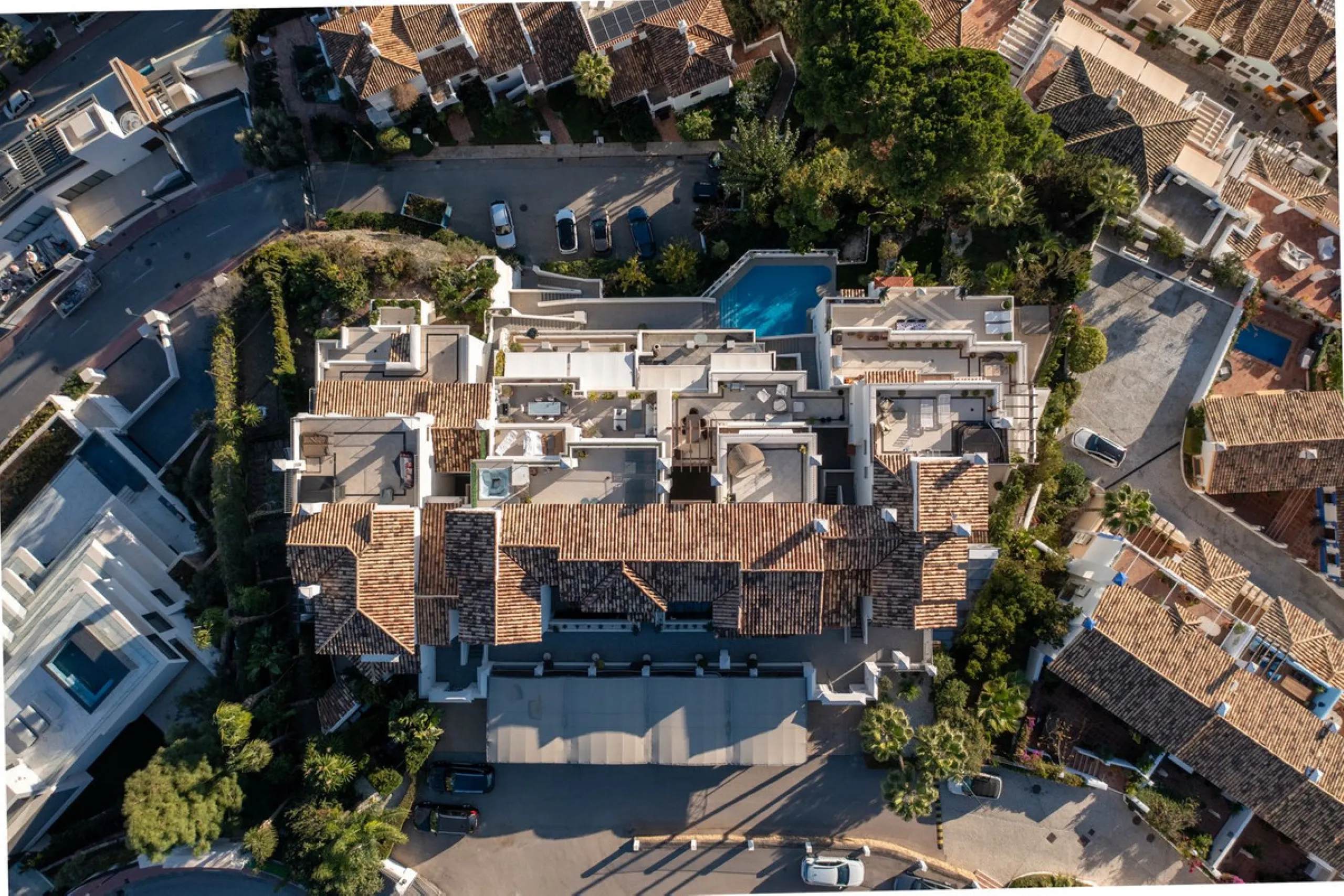 Welcome to this exceptional 3-bedroom duplex apartment in Las Colinas de La Heredia - a rare opportunity to own one of the most privileged homes within this sought-after enclave of Benahavís. This residence offers uninterrupted views across the sea, mount