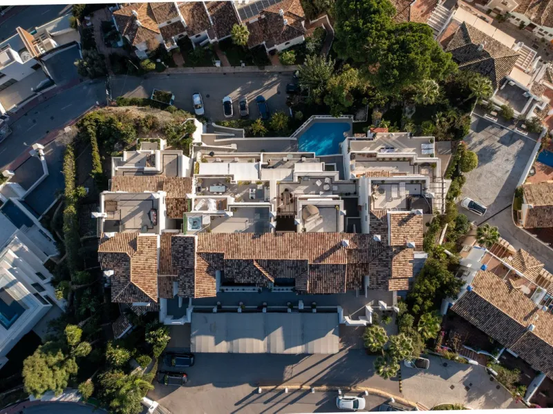 Welcome to this exceptional 3-bedroom duplex apartment in Las Colinas de La Heredia - a rare opportunity to own one of the most privileged homes within this sought-after enclave of Benahavís. This residence offers uninterrupted views across the sea, mount
