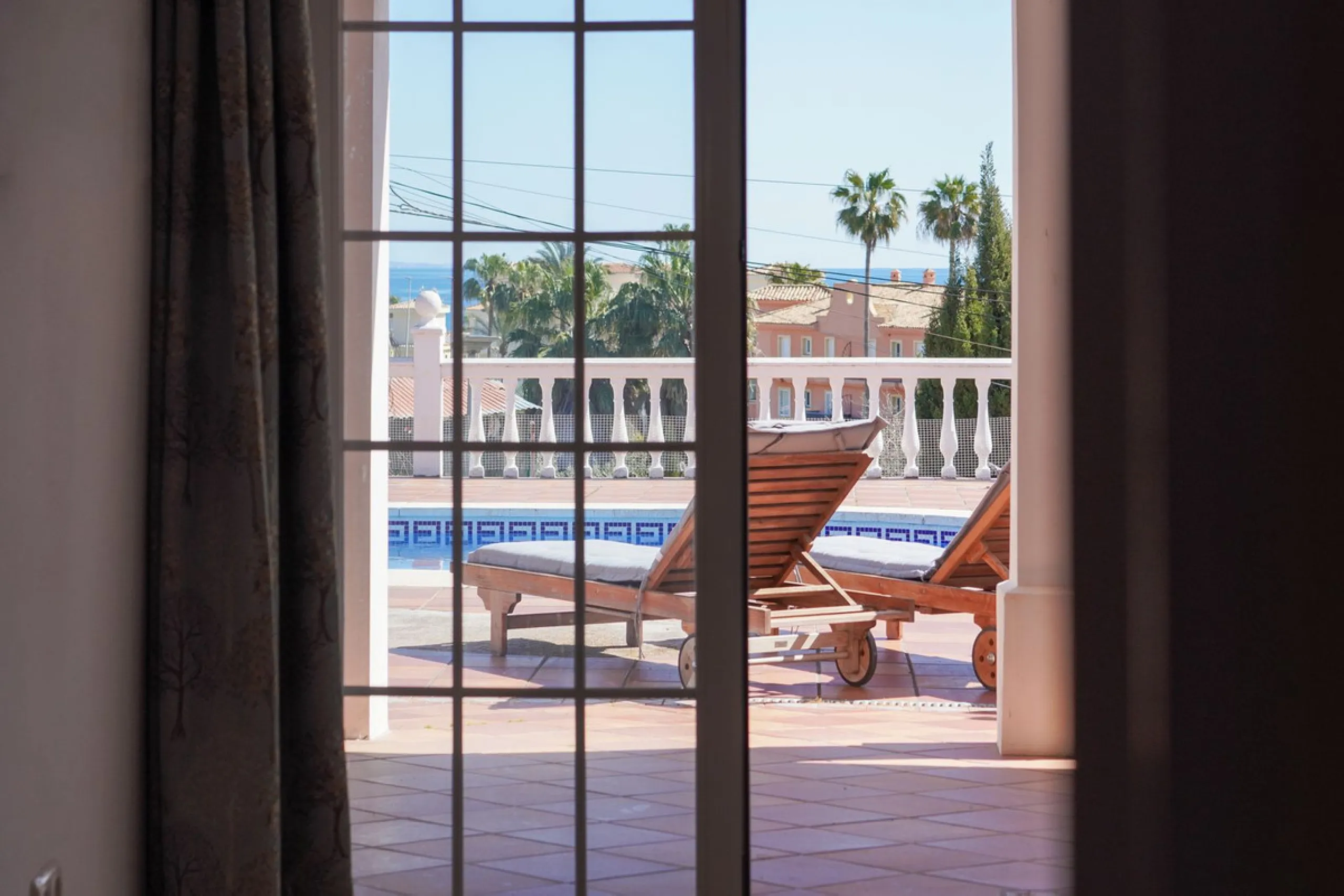 Villa with 1,500 m² Plot and Sea Views in Estepona – A Unique Opportunity with Great Potential
