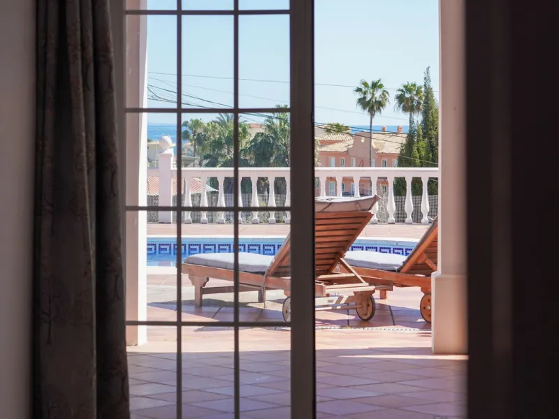 Villa with 1,500 m² Plot and Sea Views in Estepona – A Unique Opportunity with Great Potential