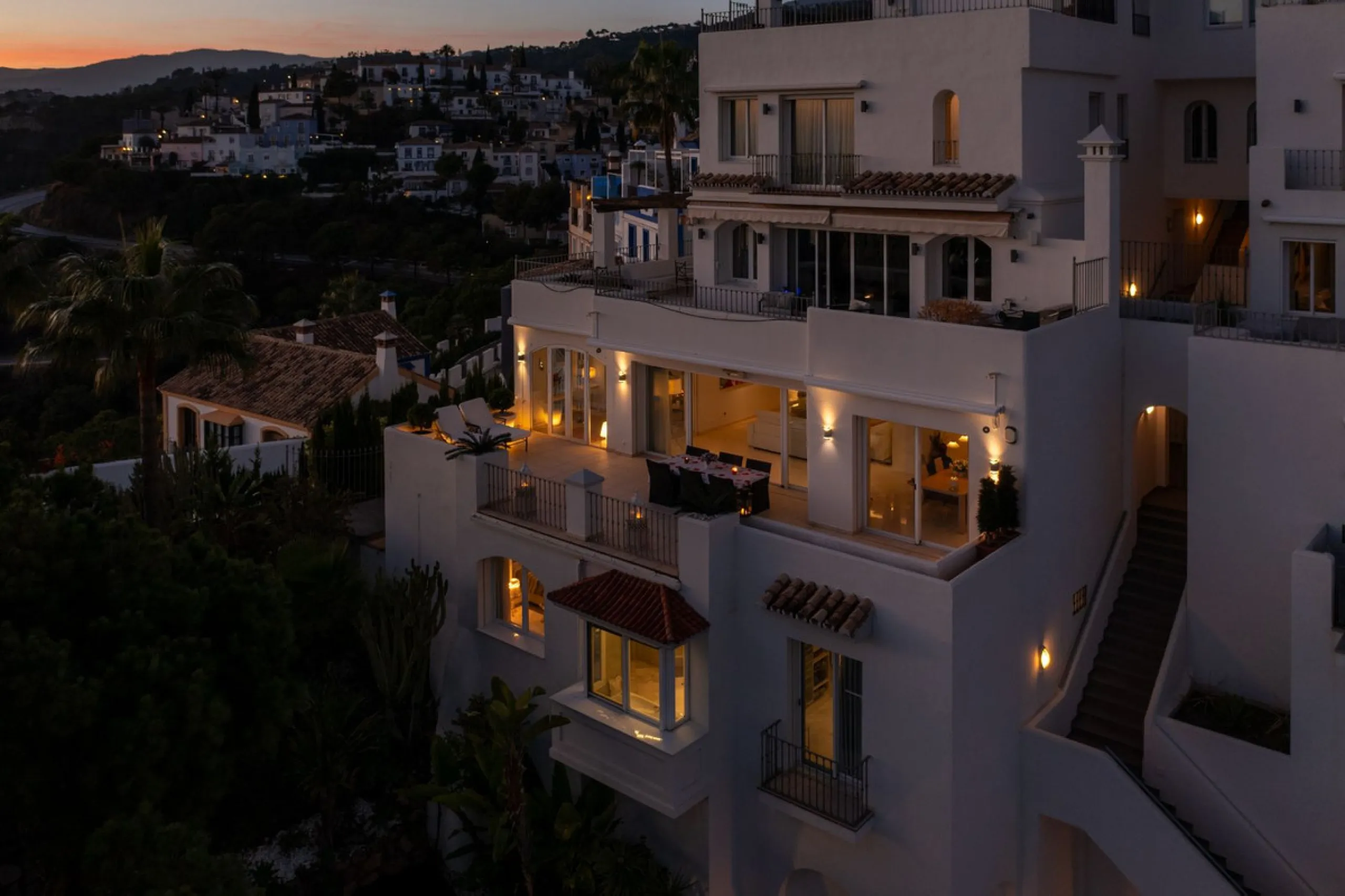 Welcome to this exceptional 3-bedroom duplex apartment in Las Colinas de La Heredia - a rare opportunity to own one of the most privileged homes within this sought-after enclave of Benahavís. This residence offers uninterrupted views across the sea, mount