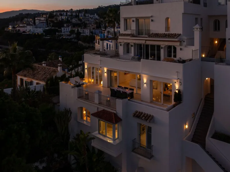 Welcome to this exceptional 3-bedroom duplex apartment in Las Colinas de La Heredia - a rare opportunity to own one of the most privileged homes within this sought-after enclave of Benahavís. This residence offers uninterrupted views across the sea, mount