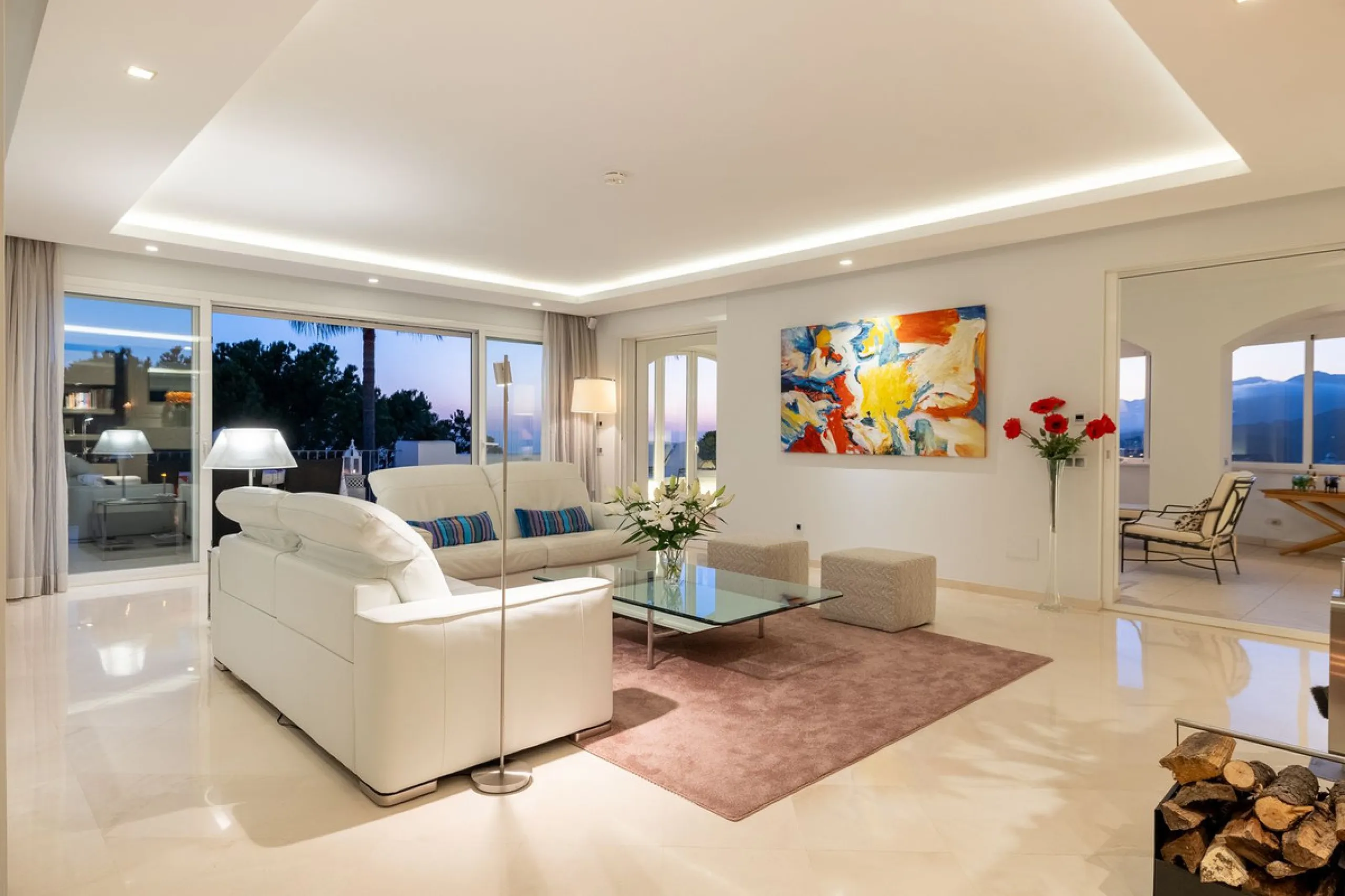 Welcome to this exceptional 3-bedroom duplex apartment in Las Colinas de La Heredia - a rare opportunity to own one of the most privileged homes within this sought-after enclave of Benahavís. This residence offers uninterrupted views across the sea, mount