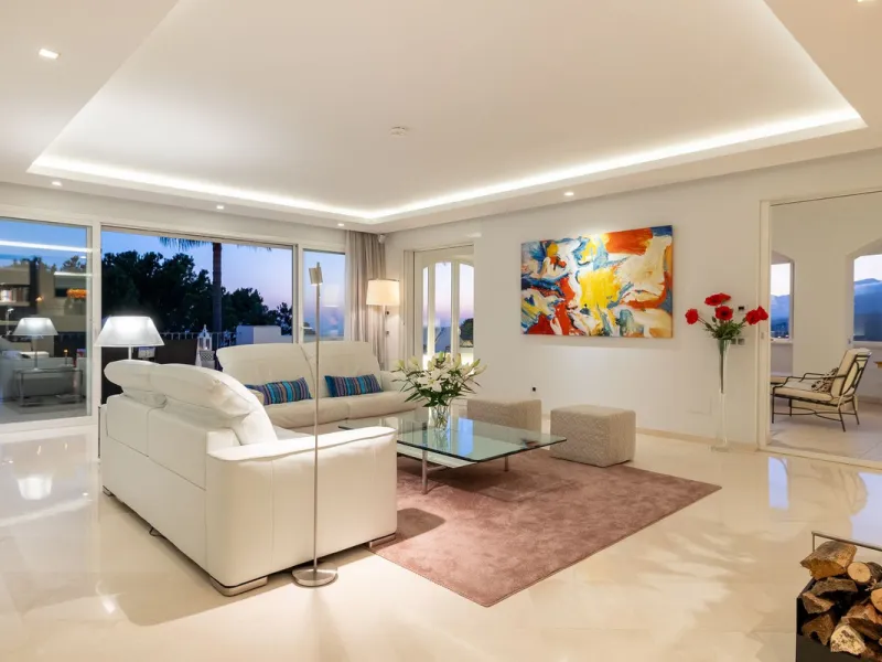 Welcome to this exceptional 3-bedroom duplex apartment in Las Colinas de La Heredia - a rare opportunity to own one of the most privileged homes within this sought-after enclave of Benahavís. This residence offers uninterrupted views across the sea, mount