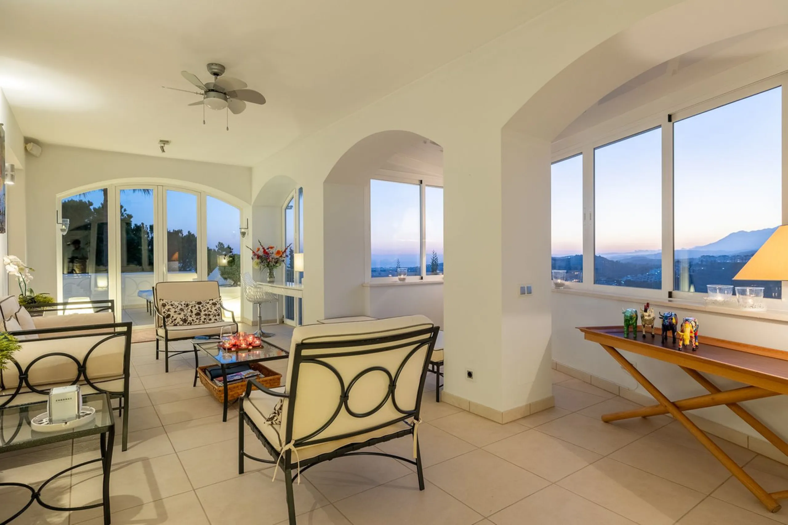 Welcome to this exceptional 3-bedroom duplex apartment in Las Colinas de La Heredia - a rare opportunity to own one of the most privileged homes within this sought-after enclave of Benahavís. This residence offers uninterrupted views across the sea, mount