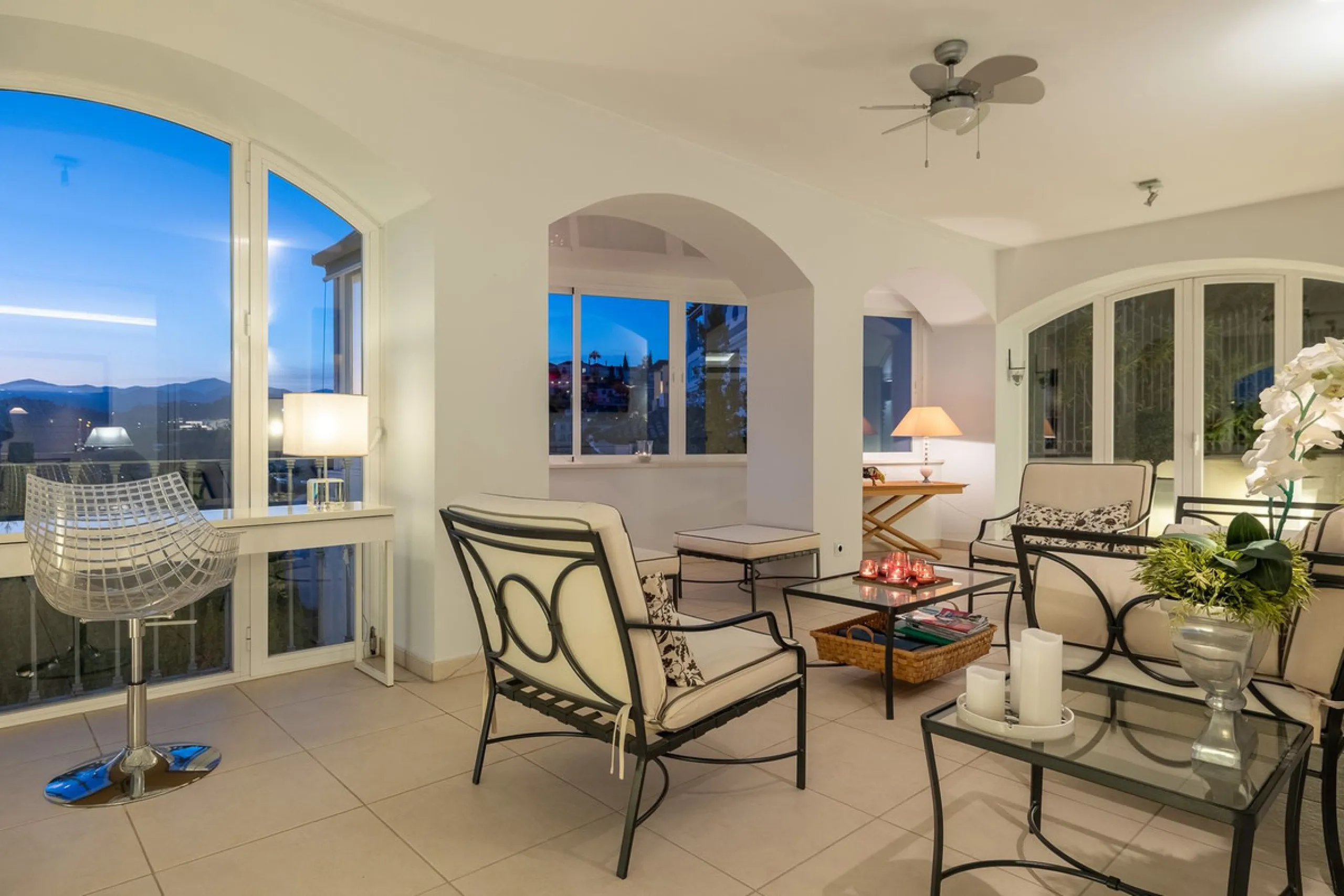 Welcome to this exceptional 3-bedroom duplex apartment in Las Colinas de La Heredia - a rare opportunity to own one of the most privileged homes within this sought-after enclave of Benahavís. This residence offers uninterrupted views across the sea, mount