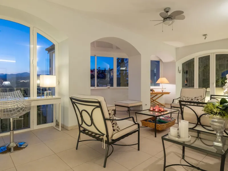 Welcome to this exceptional 3-bedroom duplex apartment in Las Colinas de La Heredia - a rare opportunity to own one of the most privileged homes within this sought-after enclave of Benahavís. This residence offers uninterrupted views across the sea, mount