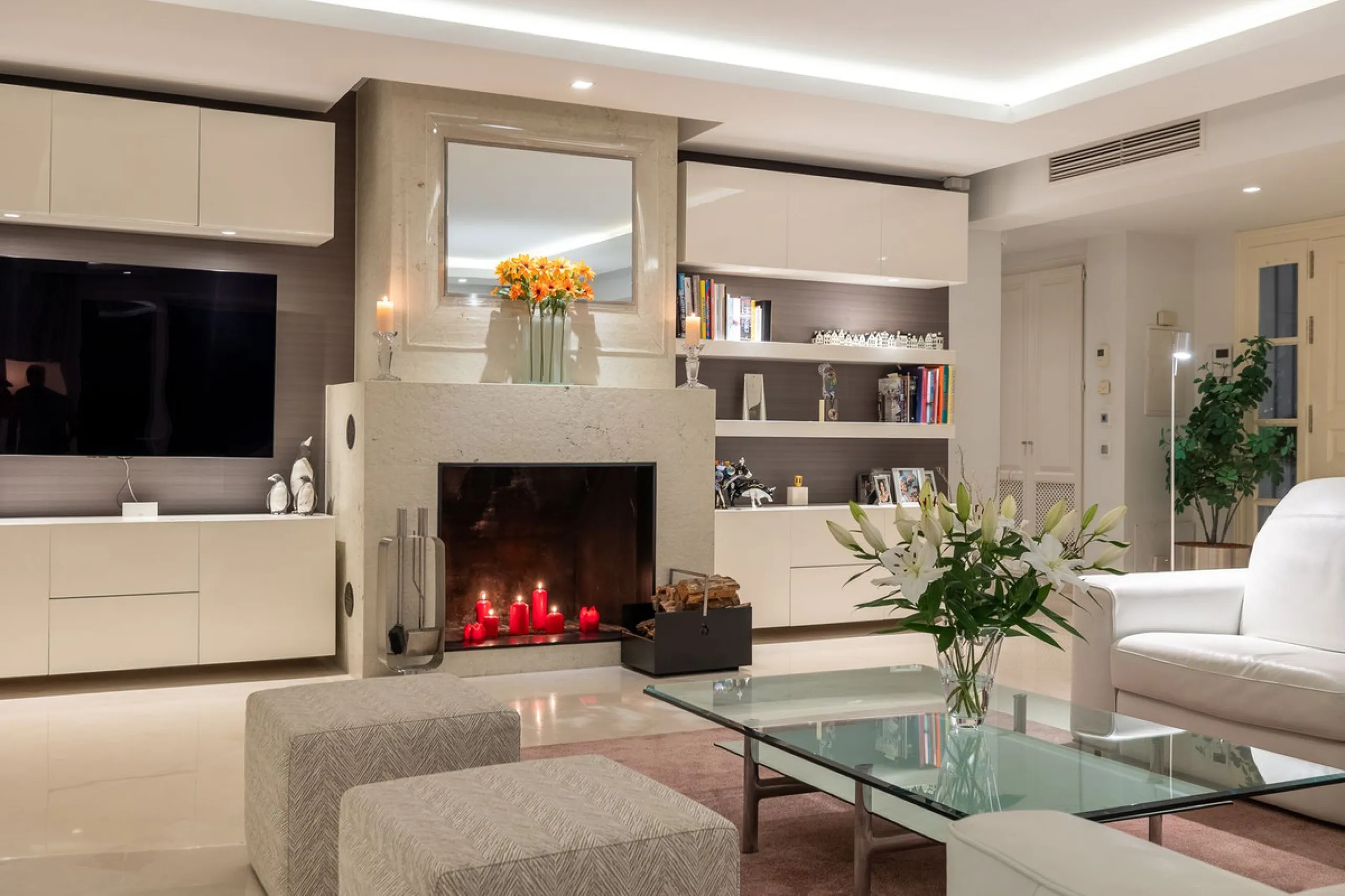 Welcome to this exceptional 3-bedroom duplex apartment in Las Colinas de La Heredia - a rare opportunity to own one of the most privileged homes within this sought-after enclave of Benahavís. This residence offers uninterrupted views across the sea, mount