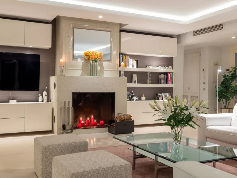 Welcome to this exceptional 3-bedroom duplex apartment in Las Colinas de La Heredia - a rare opportunity to own one of the most privileged homes within this sought-after enclave of Benahavís. This residence offers uninterrupted views across the sea, mount