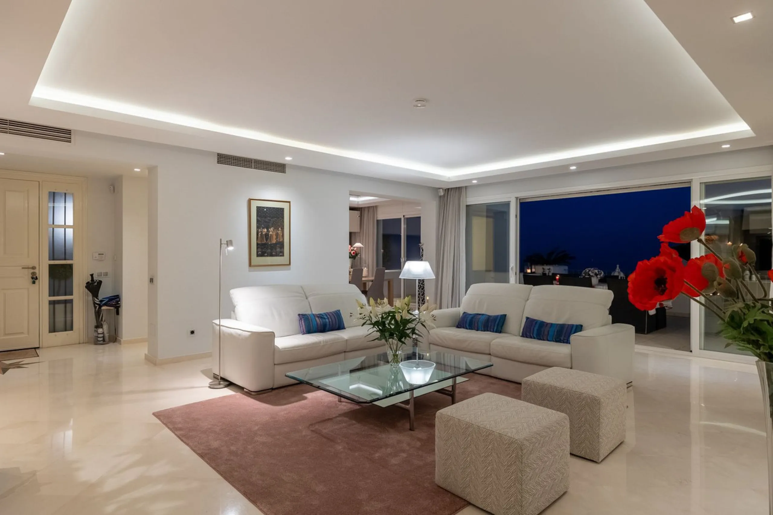 Welcome to this exceptional 3-bedroom duplex apartment in Las Colinas de La Heredia - a rare opportunity to own one of the most privileged homes within this sought-after enclave of Benahavís. This residence offers uninterrupted views across the sea, mount
