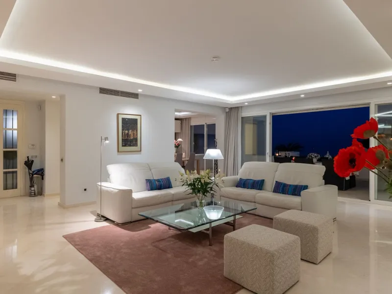 Welcome to this exceptional 3-bedroom duplex apartment in Las Colinas de La Heredia - a rare opportunity to own one of the most privileged homes within this sought-after enclave of Benahavís. This residence offers uninterrupted views across the sea, mount