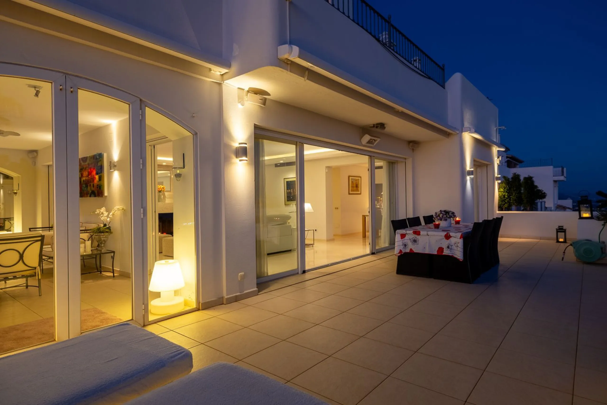 Welcome to this exceptional 3-bedroom duplex apartment in Las Colinas de La Heredia - a rare opportunity to own one of the most privileged homes within this sought-after enclave of Benahavís. This residence offers uninterrupted views across the sea, mount