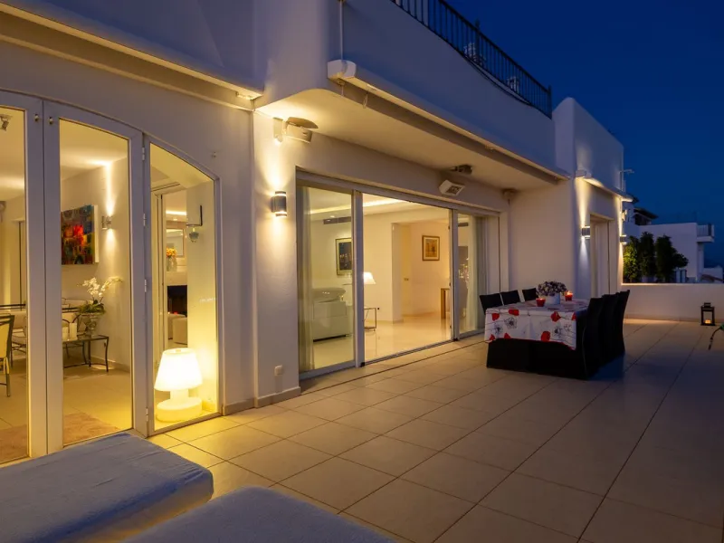 Welcome to this exceptional 3-bedroom duplex apartment in Las Colinas de La Heredia - a rare opportunity to own one of the most privileged homes within this sought-after enclave of Benahavís. This residence offers uninterrupted views across the sea, mount